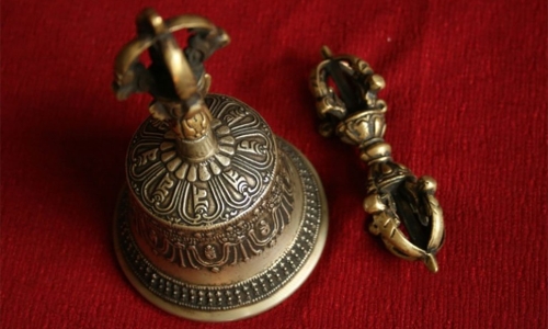 Tại sao hành giả Kim Cang Thừa luôn mang theo Chùy và Chuông bên mình?