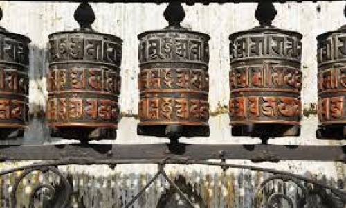 Bánh xe cầu nguyện (Mani Wheel): Xoay một vòng, tiêu trừ vạn dặm nghiệp chướng.