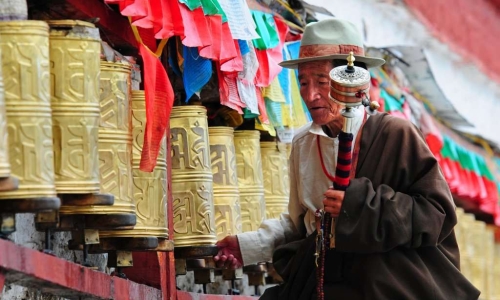 Nghệ thuật Kora (Đi nhiễu): Cách chuyển hóa năng lượng qua từng bước chân tại các Stupa.